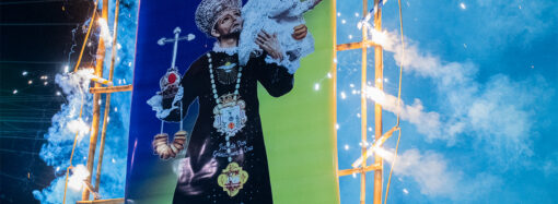 Arcos de Plata, flores, música y danza en la Fiesta de San Juan de Dios.