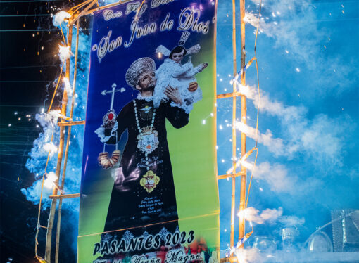 Arcos de Plata, flores, música y danza en la Fiesta de San Juan de Dios.