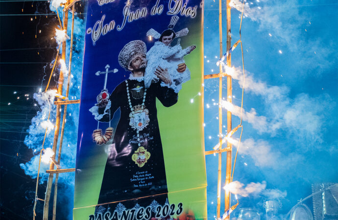 Arcos de Plata, flores, música y danza en la Fiesta de San Juan de Dios.